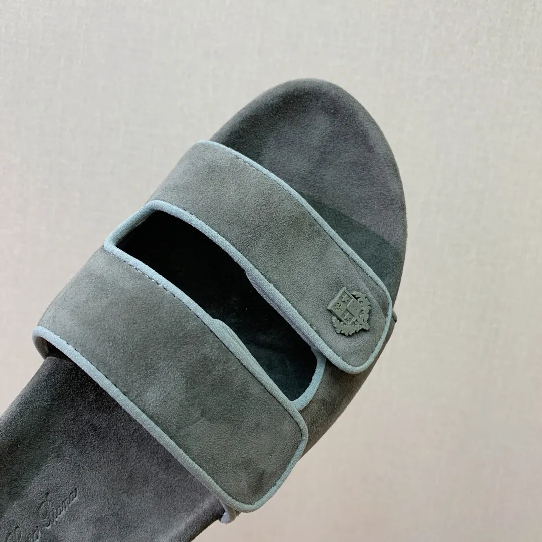 【LP】P:600💰 Size: 39-46 (45.46 can be customized) 【Loro Piana】LP men's slippers. Italian top cashmere is retro, elegant, low-key and luxurious. Both fashionable and practical, the leather is still of the highest quality in the entire network. The upper is silky and smooth. Wear-resistant and highly elastic beef tendon bottom. .